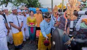 Bupati Banggai saat memukul Gong.