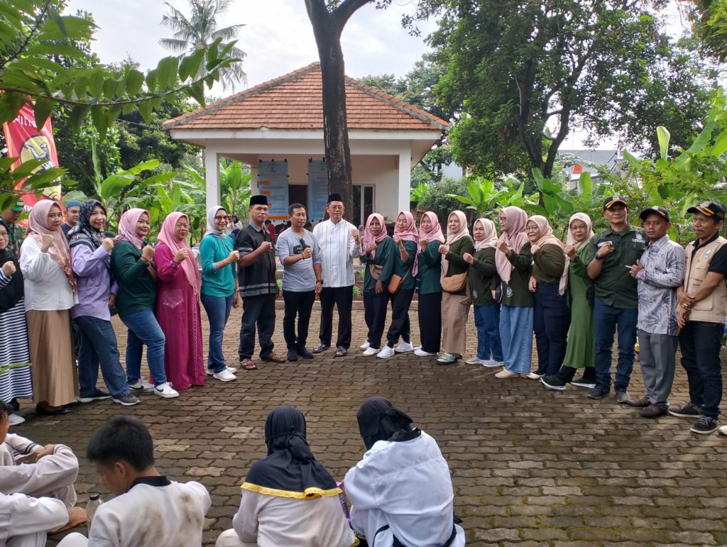 Lurah Jatibening Baru foto bersama, saat digelarnya acara Sosial dan Budaya di Bulan Bakti Gotong Royong.