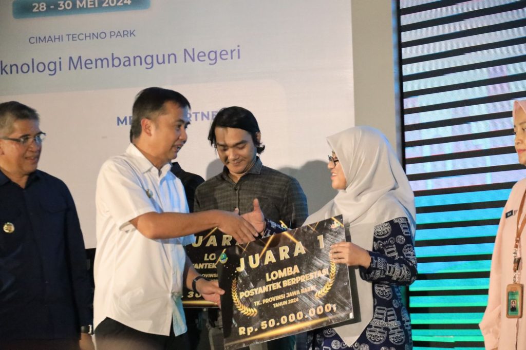 Perwakilan dari Kota Bekasi, saat menerima penghargaan juara satu di Expo TTG Cimahi. (Ist)