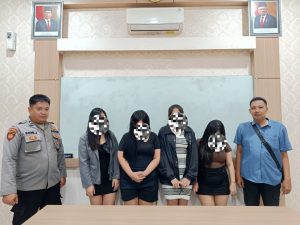 Ke empat wanita penghibur saat diamankan di Mapolsek Prigen (polsek for Faktahukum.co.id)