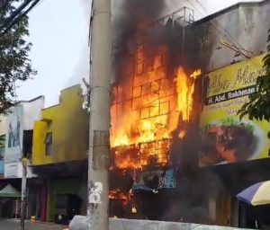 Ket foto : Kondisi Kantor Bank BRI KCP Bangil saat di lalap si jago merah (BM)