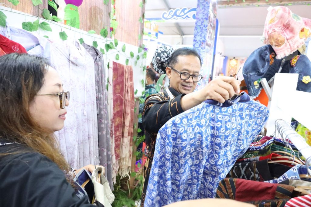 Pj Walikota Bekasi, saat berkunjung ke Stand UMKM Batik Bekasi.