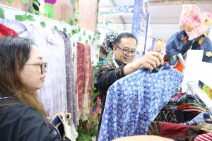 Pj Walikota Bekasi, saat berkunjung ke Stand UMKM Batik Bekasi.