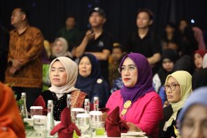 Istri Pj Walikota Bekasi, saat menghadiri acara Rakernas XVII Apeksi.