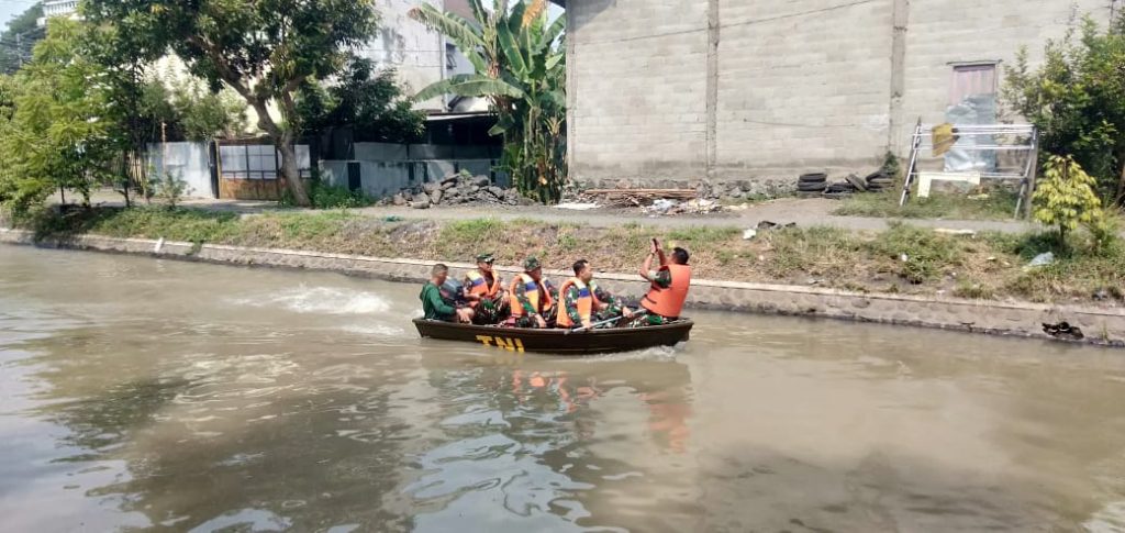 Komandan Kodim 0819 Letkol Arh Noor Iskak saat mengemudikan perahu bersama anggota. (BM)