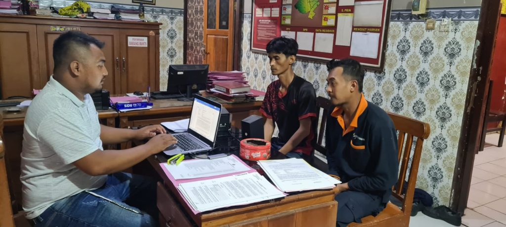 E-S dan M-M kedua pelaku saat dimintai keterangan di Mapolsek Purwosari (Polsek For Faktahukum)