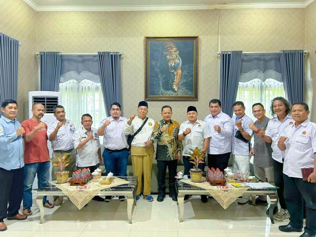 Foto bersama, Pj. Walikota Bekasi bersama pengurus PWI Bekasi raya. (Ist)