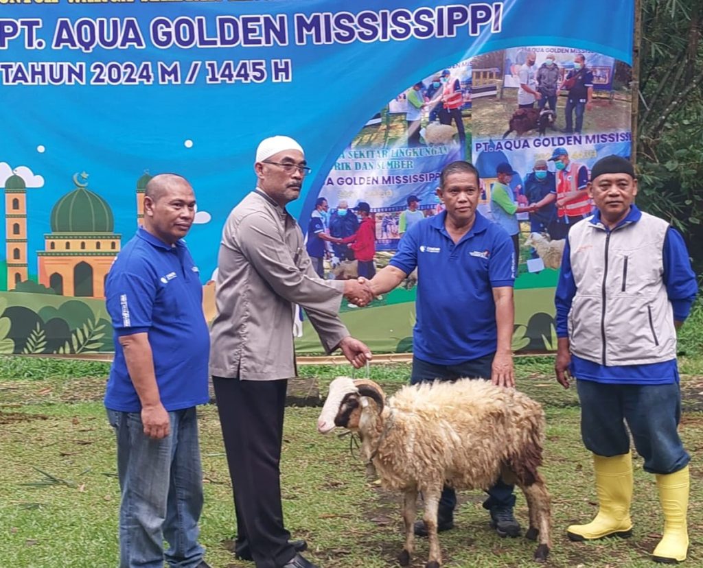 Manejemen Aqua Mekarsari saat menyerahkan hewan qurban.