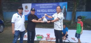 Perwakilan dari PWI Peduli Jabar saat menyerahkan daging Kurban.