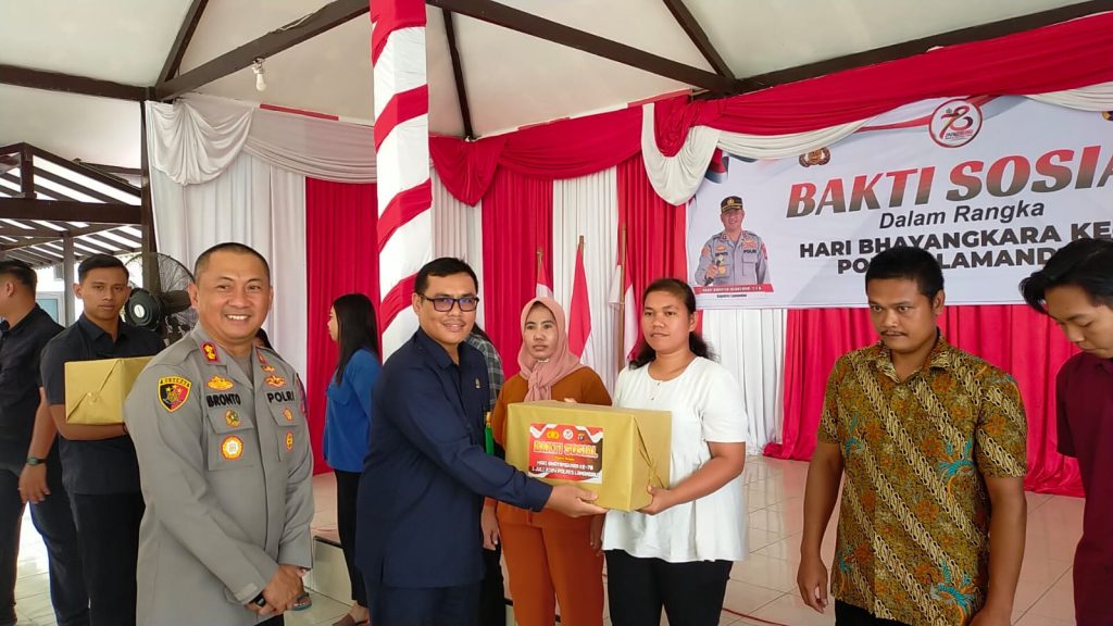 Penyerahan Bansos kepada salah satu warga.