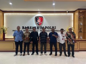 Erlim Pane dan perwakilan warga Dusun Tanjung Marulak bersama Kuasa hukum ketika berada di Mabes Polri.