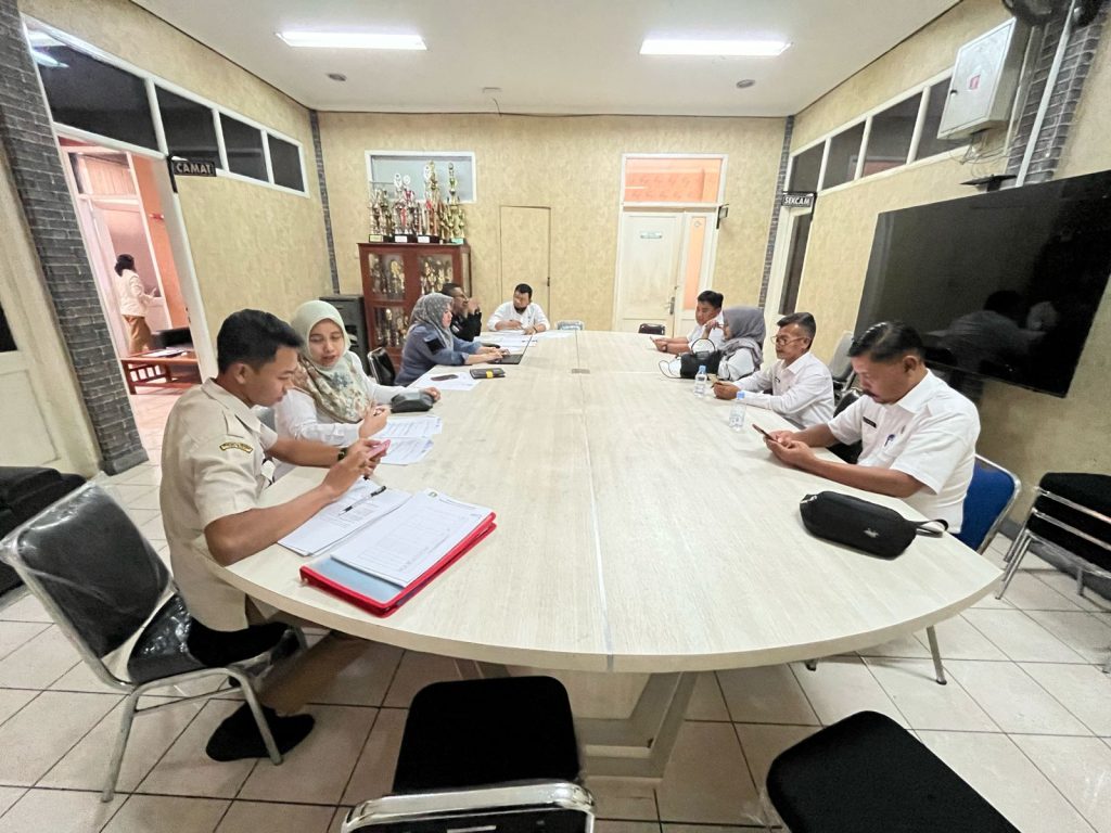 Ketika melaksanakan kegiatan Monev PPID. (Hms)