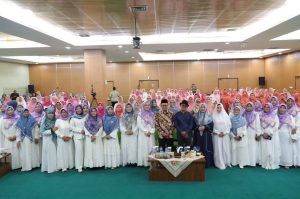 Pj Walikota Bekasi foto bersama saat kegiatan pengajian berlangsung. (Red)