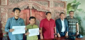 M Saikhu Kepala Desa Oro-Orobulu saat didampingi kuasa Hukum saat memberikan keterangan. (BM)