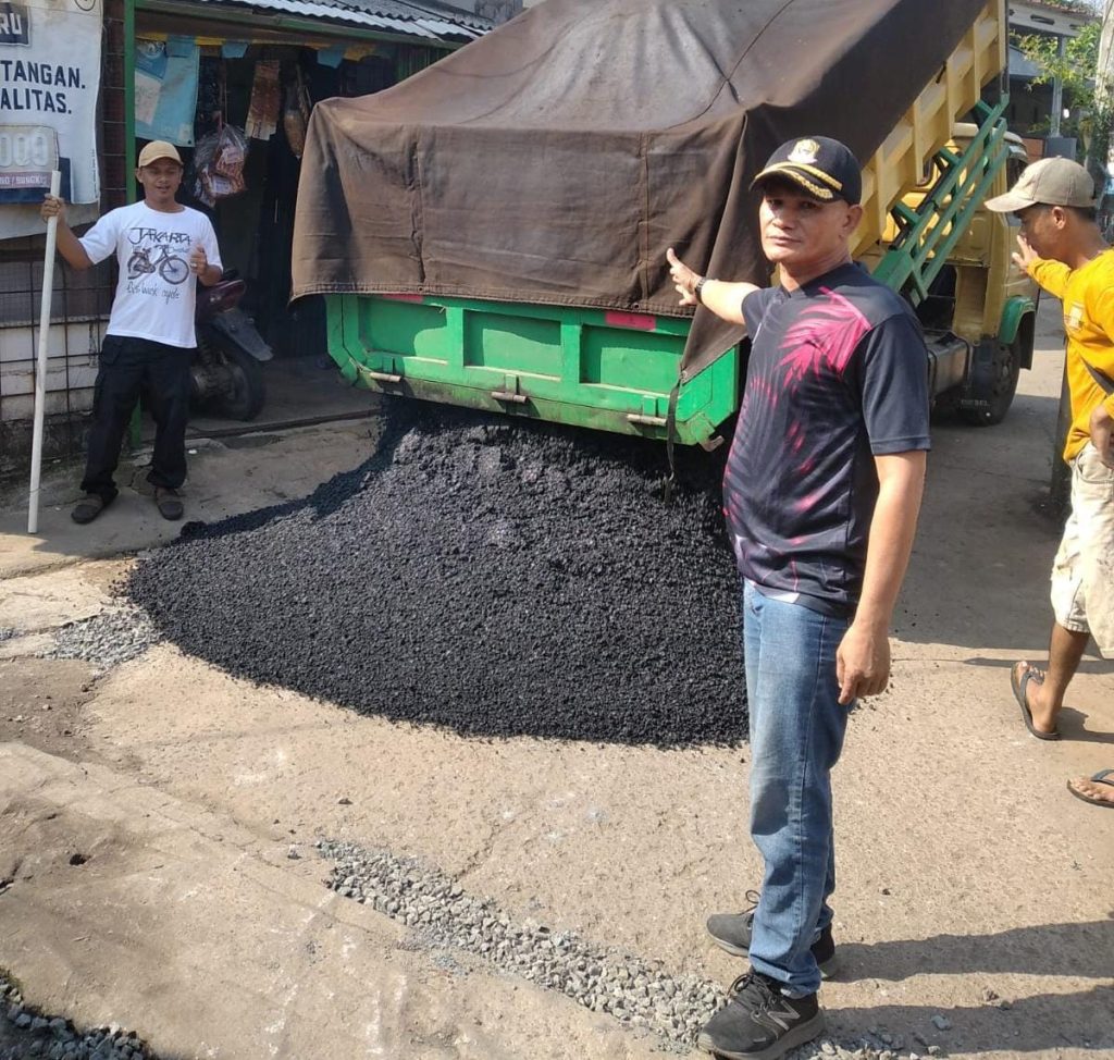 perbaikan jalan di RW 03 Jatibening Baru.