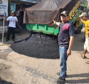 perbaikan jalan di RW 03 Jatibening Baru.