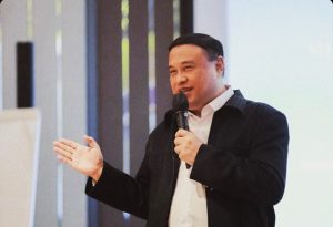 Wartawan Senior Aat Surya Safaat saat menjadi narsum pada Seminar Edukasi Media 2024 di Bandung, Selasa 25 Juni 2024. Seminar diikuti 25 peserta, terdiri dari para Pemred Media Kabupaten Banggai Sulawesi Tengah serta para pejabat dari SKK Migas dan JOB Tomori Sulawesi (Foto: Dok. pribadi)