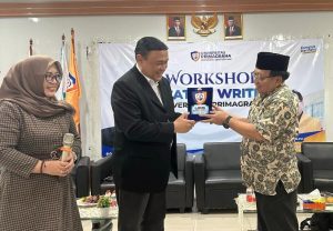 Menerima Plakat UPG dari Rektor UPG Dr. H. Romli Ardie HS, M.Pd. (kanan) pada penutupan Workshop "Creative Writing" di Kampus UPG di Kota Serang, Banten, Jumat 12 Juli 2024 (Foto: Humas UPG)