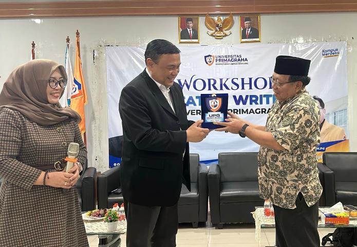 Menerima Plakat UPG dari Rektor UPG Dr. H. Romli Ardie HS, M.Pd. (kanan) pada penutupan Workshop "Creative Writing" di Kampus UPG di Kota Serang, Banten, Jumat 12 Juli 2024 (Foto: Humas UPG)