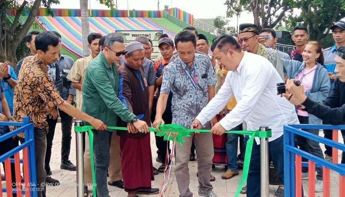 Pemotongan pita sebagai simbolis pembukaan wahana air terbaru.