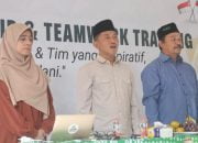 Pendidik dari Singapura Ummi Khadijah (kiri) saat bersama menyanyikan lagu Indonesia Raya dan Mars Mathla'ul Anwar pada pembukaan Training bagi guru MAGS di Menes Pandeglang Banten baru-baru ini (Foto: Humas Mathla'ul Anwar)