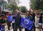Pengacara Dr. TM Luthfi Yazid (mengepalkan tangan) turut serta dalam demo di Yogyakarta terkait pembahasan Baleg DPR RI yang menganulir putusan MK No. 60 yang memungkinkan parpol yang tidak punya kursi di DPRD dapat mencalonkan kepala daerah (Foto: Dok. pribadi)
