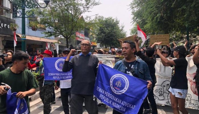 Pengacara Dr. TM Luthfi Yazid (mengepalkan tangan) turut serta dalam demo di Yogyakarta terkait pembahasan Baleg DPR RI yang menganulir putusan MK No. 60 yang memungkinkan parpol yang tidak punya kursi di DPRD dapat mencalonkan kepala daerah (Foto: Dok. pribadi)