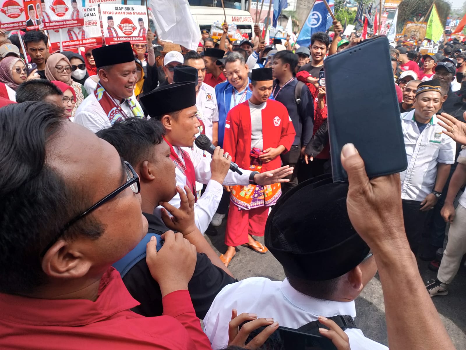 Ramai Simpatisan Pendukung Pasangan Calon Walikota Kawal Ke Gedung KPU 1 IMG 20240828 WA0033