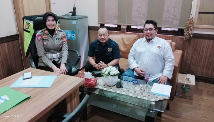 Ketua dan Sekjen PWI Bekasi Raya saat berkunjung ke Satlantas Polres Metro Bekasi.