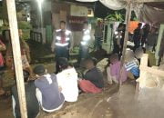 Polisi saat mengamankan beberapa remaja ang diduga melakukan aksi tawuran.