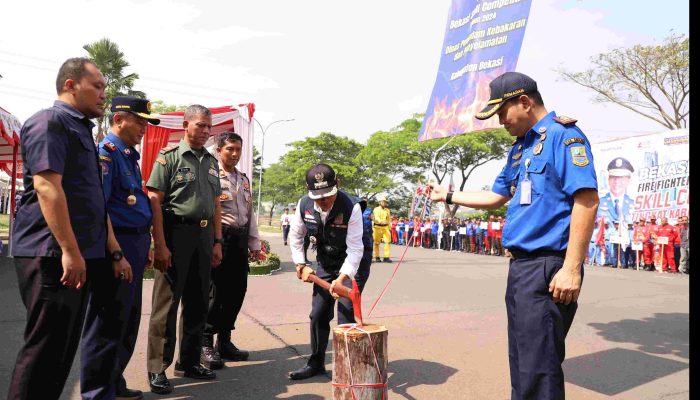 Pj. Bupati Bekasi Dani Ramdan membuka Fire Fighter 2nd Challenge Skill Competition Tingkat Kabupaten Bekasi, event tersebut diikuti sebanyak 55 perusahaan dengan kategori lomba Hose Laying & Keselamatan dan Kesehatan Kerja (K3). Berlokasi di Kawasan Deltamas, Kecamatan Cikarang Pusat. Pada Rabu, (07/08/2024). FOTO : ENDAR RAZIQ B / NEWSROOM DISKOMINFOSANTIK.