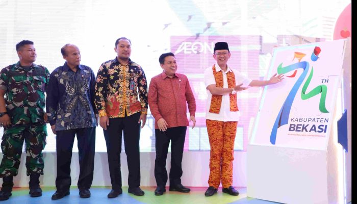 Pj Bupati Bekasi Dani Ramdan bersama Forkopimda secara resmi meluncurkan tema dan logo Hari Jadi ke-74 Kabupaten Bekasi tahun 2024 di Aeon Mall Deltamas, pada Jumat (12/7/2024)