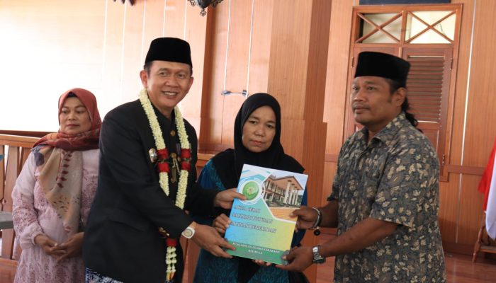 Pj Bupati Bekasi Dani Ramdan memberikan Buku Nikah kepada Pasutri secara simbolis, dalam rangka peringatan Hari Jadi Kabupaten Bekasi ke-74, yang berlangsung di Balai Rakyat Gedung DPRD, Cikarang Pusat, pada Kamis (15/08/2024).