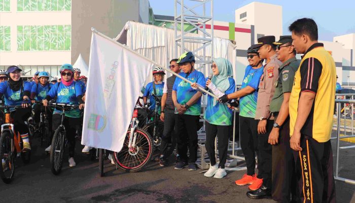 Asisten Daerah (Asda) 1 Setda Kabupaten Bekasi, Sri Enny Mainiarti didampingi Kepala Dinas Kebudayaan, Pemuda dan Olahraga, Iman Nugraha, melepas peserta Fun Bike dalam rangka memeriahkan Hari Jadi Kabupaten Bekasi Ke-74 dan HUT RI Ke-79, pada Minggu (18/08/2024) pagi