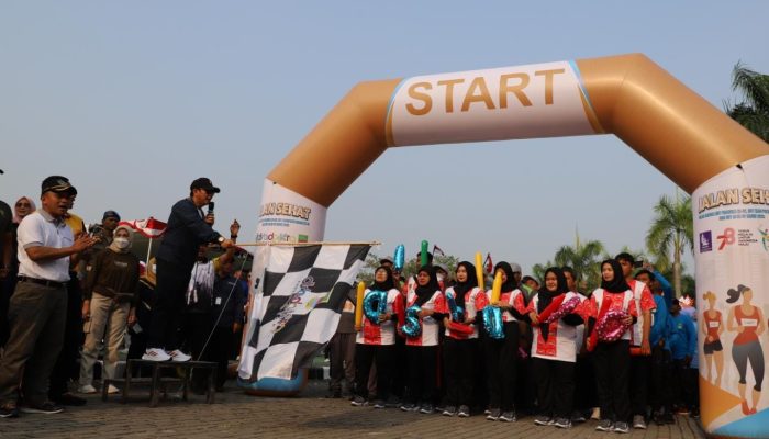 Pj Bupati Bekasi Dani Ramdan melepas para peserta jalan sehat dalam rangka menyambut Hari Jadi Kabupaten Bekasi Ke-73 dan HUT RI Ke-78. Kegiatan ini dimulai dari Plaza Pemkab Bekasi diakhiri di Central Park Meikarta pada Jumat (11/08/2023). Foto Dani Ibrahim/Newsroom Diskominfosantik