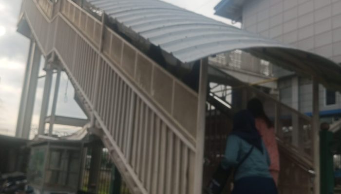 Tangga di Stasiun Kereta Api Tambun Bekasi Terlalu Curam, Lansia Kesulitan Naik 1 IMG 20250217 WA0003
