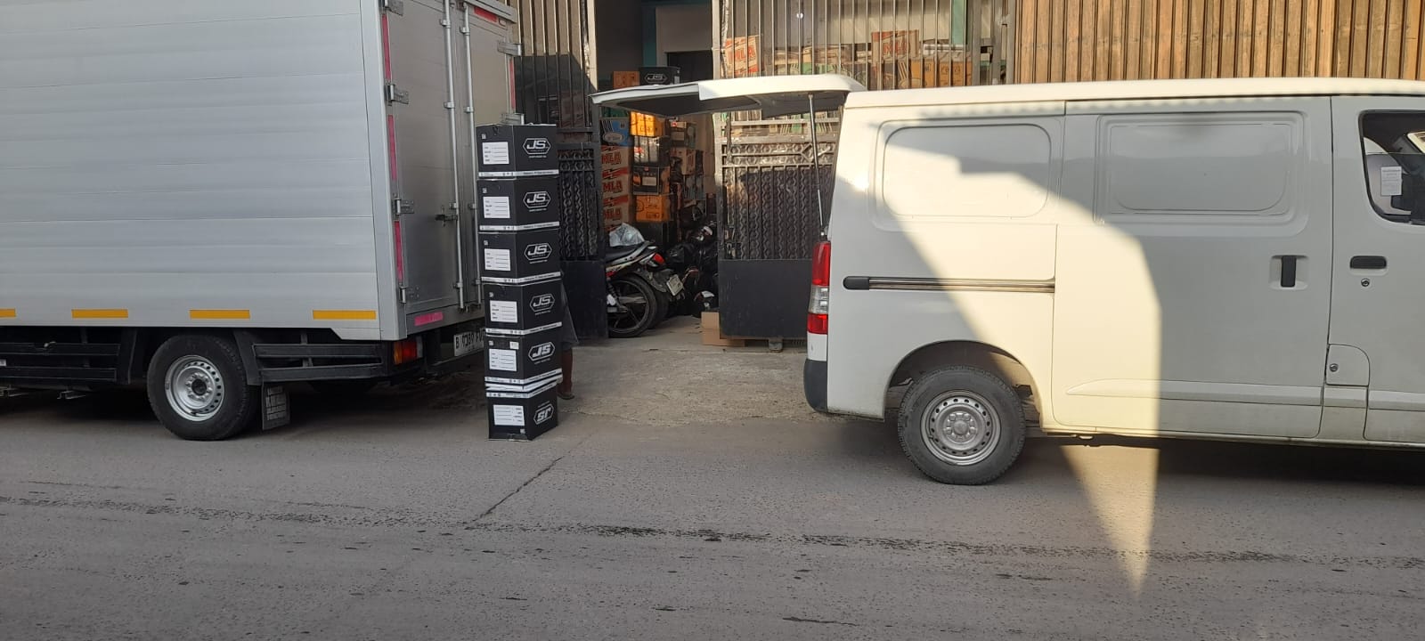 Mobil Armada Gudang Helm Parkir Bebas, Akses Jalan Utama Warga Pulo Timaha Dilibas 1 IMG 20250423 WA0152