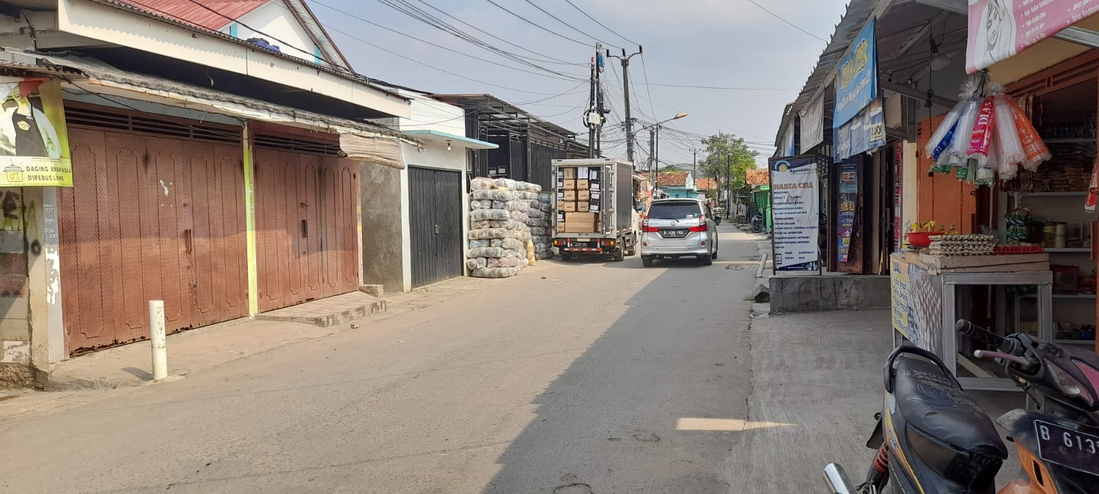Mobil Armada Gudang Helm Parkir Bebas, Akses Jalan Utama Warga Pulo Timaha Dilibas 2 IMG 20250425 WA0064