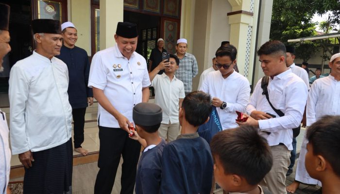 Wali Kota Bekasi Jumat Keliling di Masjid Al Istiqomah, Dorong Penyelesaian PSU dan Perhatian Kesehatan Lingkungan. 1 1000363874