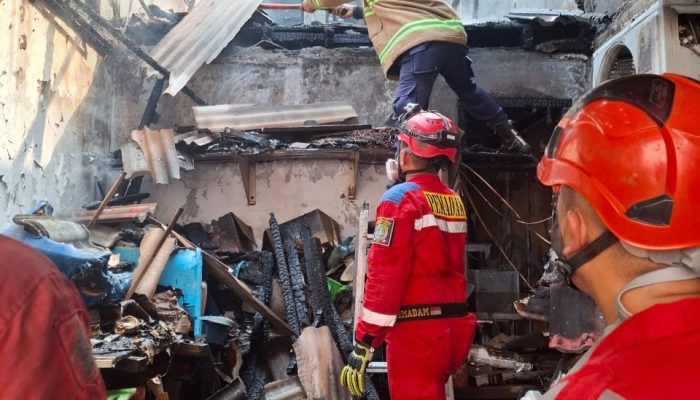 "Detik-Detik Dramatis Penyelamatan Rumah Warga dari Kobaran Api di Bekasi" 1 1000380213