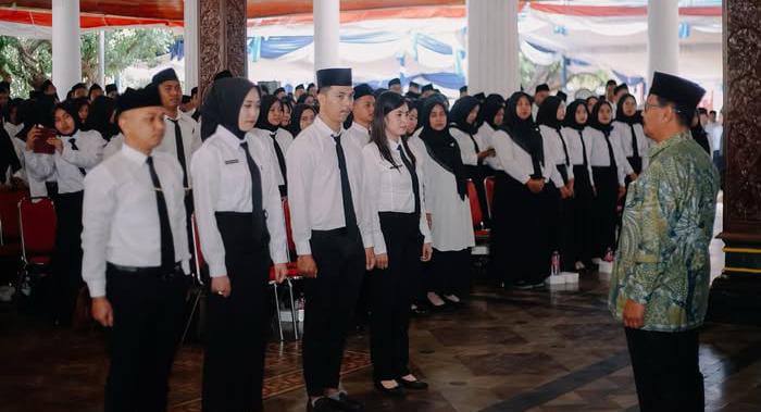 Pemkab Rembang Serahkan SK Tahap II PPPK 2024, 1.466 Pegawai Resmi Dikukuhkan 1 1000572800