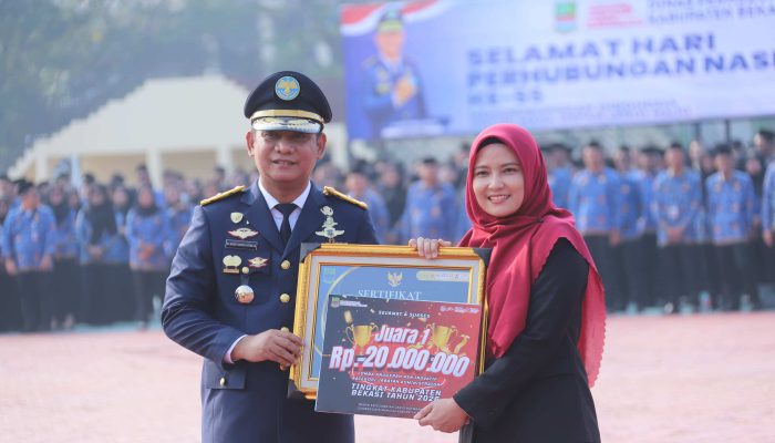 Vina saat menerima penghargaan